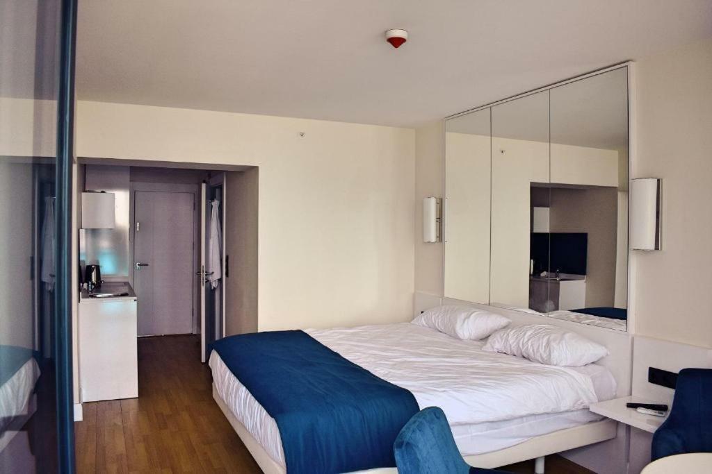 Deluxe Hotel Room In The Heart Of Batumi Orbi City A Block Екстериор снимка